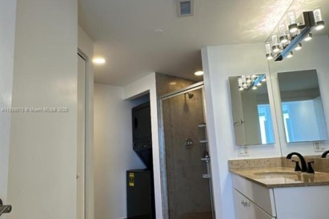 Condo in Miami Beach, Florida, 2 bedrooms  № 1825681 - photo 11