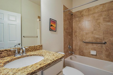 House in Vero Beach, Florida 2 bedrooms, 156.35 sq.m. № 2422509 - photo 27