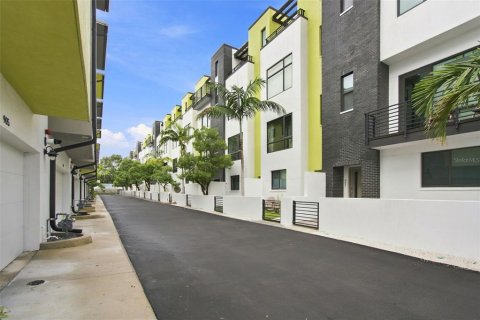 Townhouse in Saint Petersburg, Florida 2 bedrooms, 147.71 sq.m. № 2324891 - photo 8
