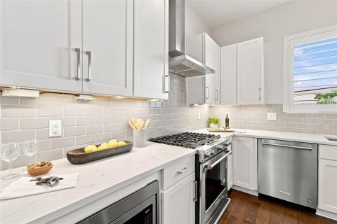 Townhouse in Saint Petersburg, Florida 2 bedrooms, 147.71 sq.m. № 2324891 - photo 21
