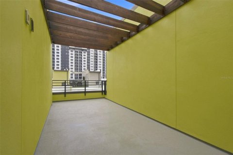 Townhouse in Saint Petersburg, Florida 2 bedrooms, 147.71 sq.m. № 2324891 - photo 4
