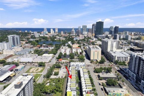 Townhouse in Saint Petersburg, Florida 2 bedrooms, 147.71 sq.m. № 2324891 - photo 6