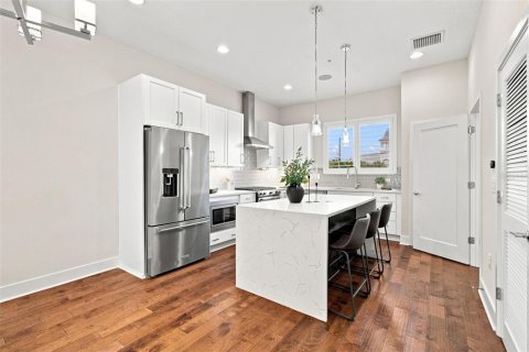 Townhouse in Saint Petersburg, Florida 2 bedrooms, 147.71 sq.m. № 2324891 - photo 18