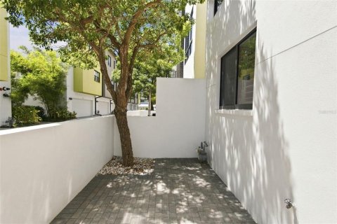 Townhouse in Saint Petersburg, Florida 2 bedrooms, 147.71 sq.m. № 2324891 - photo 10