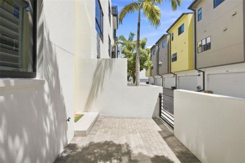 Townhouse in Saint Petersburg, Florida 2 bedrooms, 147.71 sq.m. № 2324891 - photo 11