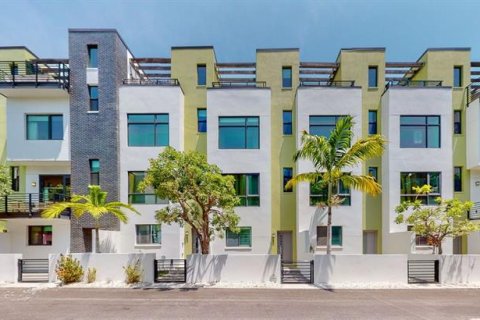 Townhouse in Saint Petersburg, Florida 2 bedrooms, 147.71 sq.m. № 2324891 - photo 7
