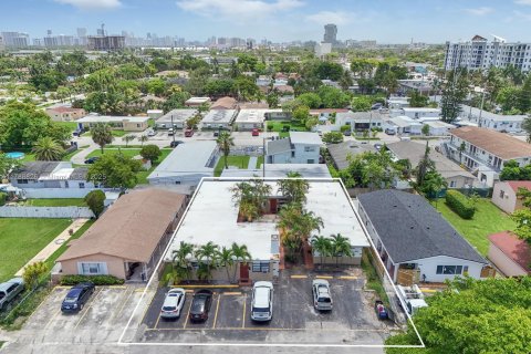 Commercial property in Hallandale Beach, Florida 342.81 sq.m. № 1863197 - photo 4