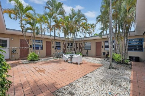 Commercial property in Hallandale Beach, Florida 342.81 sq.m. № 1863197 - photo 2