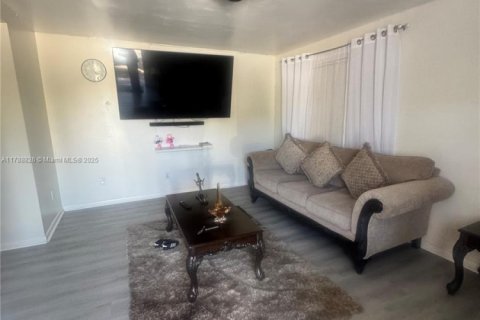 Commercial property in Hallandale Beach, Florida 342.81 sq.m. № 1863197 - photo 10