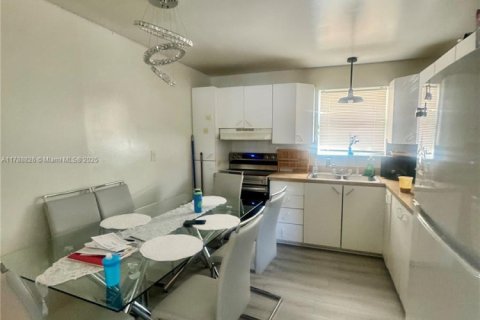 Commercial property in Hallandale Beach, Florida 342.81 sq.m. № 1863197 - photo 12