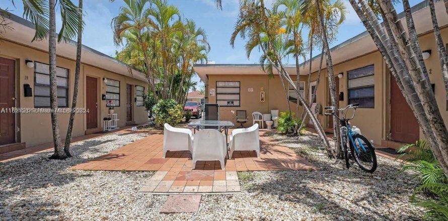 Commercial property in Hallandale Beach, Florida 342.81 sq.m. № 1863197