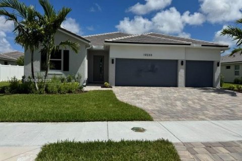 House in Cutler Bay, Florida 4 bedrooms, 215.07 sq.m. № 2293830