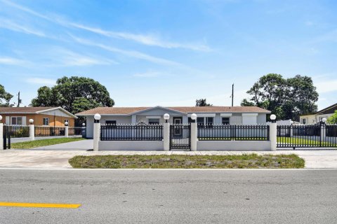 House in Miami Gardens, Florida 4 bedrooms, 216 sq.m. № 2307502