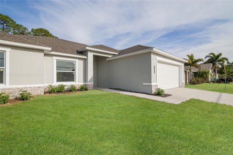 House in Palm Bay, Florida 3 bedrooms, 165.27 sq.m. № 1769983 - photo 2