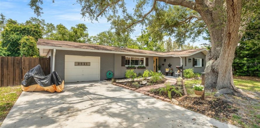 House in Sarasota, Florida 3 bedrooms, 166.39 sq.m. № 1827331