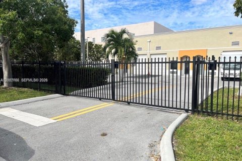 Immobilier commercial à Kendall, Floride № 2170375