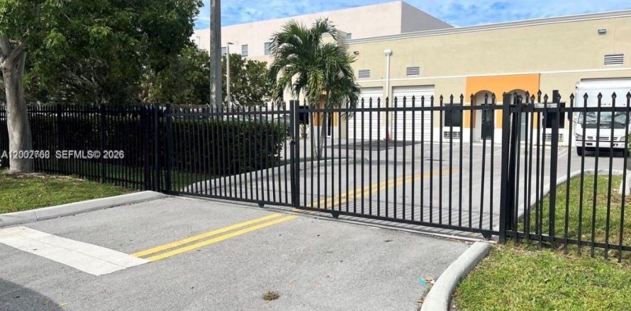 Immobilier commercial à Kendall, Floride № 2170375