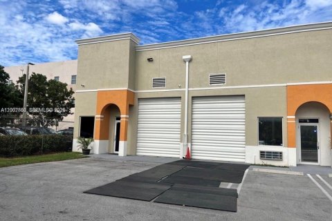 Immobilier commercial à vendre à Kendall, Floride № 2170375 - photo 2