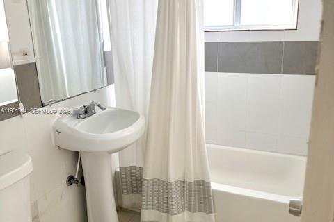 Apartamento en alquiler en Miami, Florida, 1 dormitorio № 1990367 - foto 4