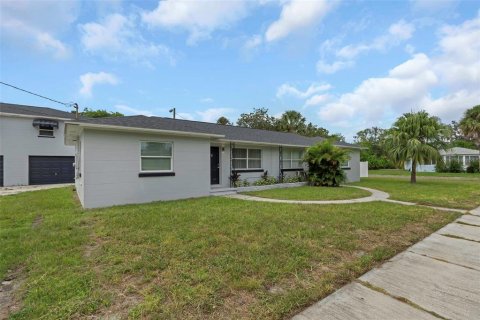 Commercial property in Saint Petersburg, Florida 21 bedroom, 153.85 sq.m. № 1884907 - photo 1