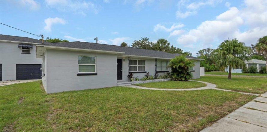 Commercial property in Saint Petersburg, Florida 21 bedroom, 153.85 sq.m. № 1884907