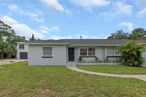 Commercial property in Saint Petersburg, Florida 21 bedroom, 153.85 sq.m. № 1884907 - photo 18