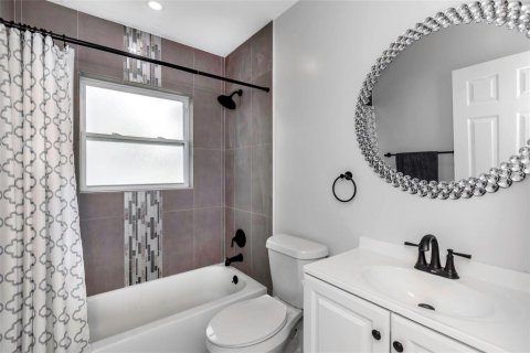 Commercial property in Saint Petersburg, Florida 21 bedroom, 153.85 sq.m. № 1884907 - photo 3