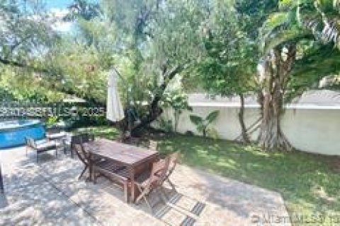 Casa en venta en Doral, Florida, 3 dormitorios, 130.9 m2 № 1984037 - foto 2