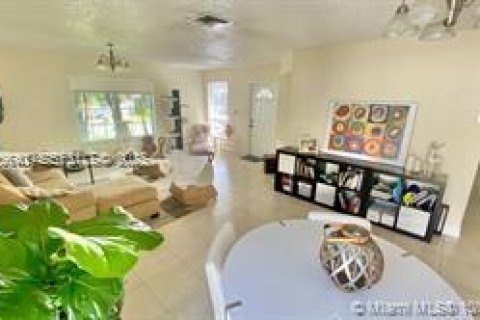 Casa en venta en Doral, Florida, 3 dormitorios, 130.9 m2 № 1984037 - foto 8