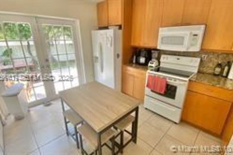 Casa en venta en Doral, Florida, 3 dormitorios, 130.9 m2 № 1984037 - foto 1