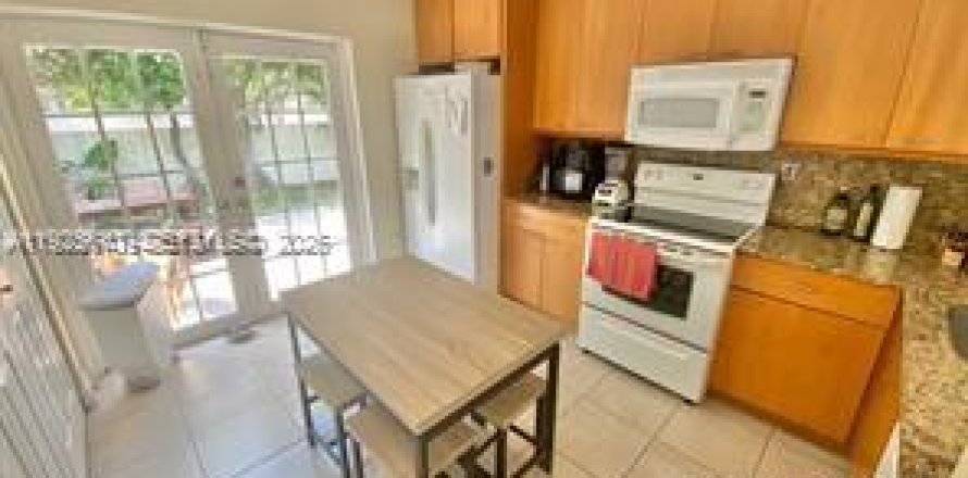 Casa en Doral, Florida 3 dormitorios, 130.9 m2 № 1984037