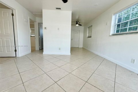 House in Hallandale Beach, Florida 2 bedrooms, 121.33 sq.m. № 1964157 - photo 5