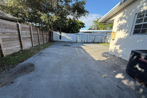 House in Hallandale Beach, Florida 2 bedrooms, 121.33 sq.m. № 1964157 - photo 9