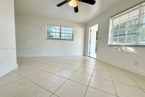 House in Hallandale Beach, Florida 2 bedrooms, 121.33 sq.m. № 1964157 - photo 2