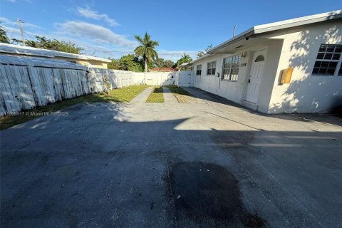 House in Hallandale Beach, Florida 2 bedrooms, 121.33 sq.m. № 1964157 - photo 10