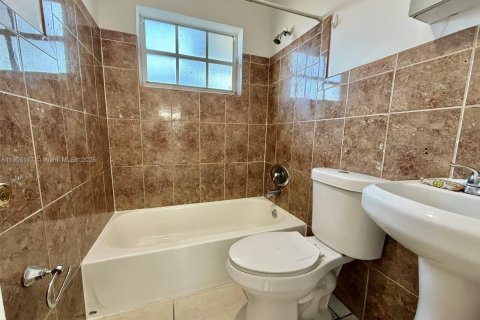 House in Hallandale Beach, Florida 2 bedrooms, 121.33 sq.m. № 1964157 - photo 7