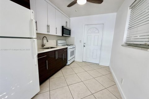 House in Hallandale Beach, Florida 2 bedrooms, 121.33 sq.m. № 1964157 - photo 3
