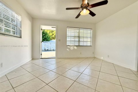 House in Hallandale Beach, Florida 2 bedrooms, 121.33 sq.m. № 1964157 - photo 1