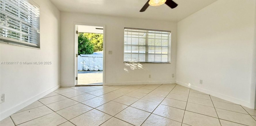 House in Hallandale Beach, Florida 2 bedrooms, 121.33 sq.m. № 1964157