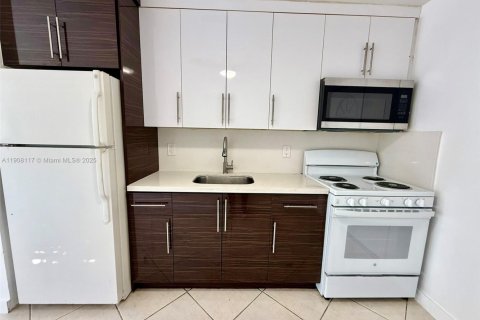 House in Hallandale Beach, Florida 2 bedrooms, 121.33 sq.m. № 1964157 - photo 4