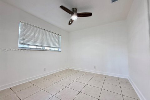 House in Hallandale Beach, Florida 2 bedrooms, 121.33 sq.m. № 1964157 - photo 6