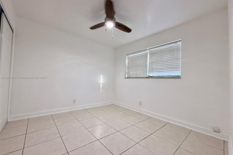 House in Hallandale Beach, Florida 2 bedrooms, 121.33 sq.m. № 1964157 - photo 8