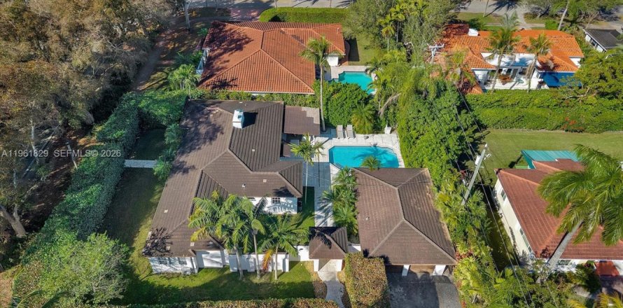 Casa en Coral Gables, Florida 5 dormitorios, 246.1 m2 № 2029799