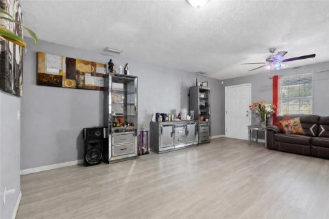 House in Tampa, Florida 3 bedrooms, 130.34 sq.m. № 2259055 - photo 7
