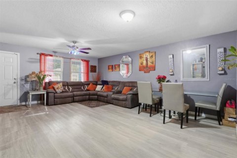 House in Tampa, Florida 3 bedrooms, 130.34 sq.m. № 2259055 - photo 8