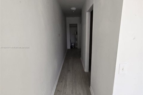 Apartamento en alquiler en Miami, Florida, 1 dormitorio, 242.66 m2 № 1816528 - foto 12