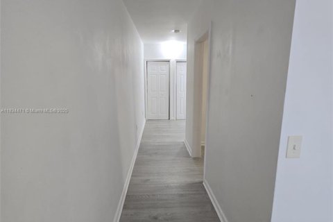 Apartamento en alquiler en Miami, Florida, 1 dormitorio, 242.66 m2 № 1816528 - foto 15
