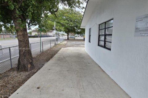 Apartamento en alquiler en Miami, Florida, 1 dormitorio, 242.66 m2 № 1816528 - foto 3