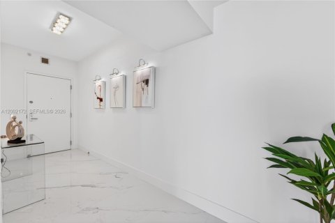 Condo in Miami, Florida, 2 bedrooms  № 2067683 - photo 5