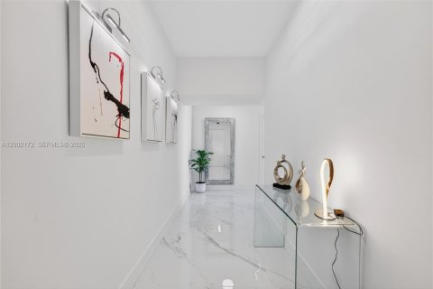 Condo in Miami, Florida, 2 bedrooms  № 2067683 - photo 4